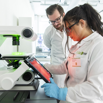 Jasper van Weerd met collega aan het werk in het lab van LipoCoat
