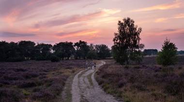 Mensen wandelen op Sprengenberg - Fotograaf Vincent Croce