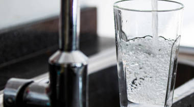 water stroomt uit de kraan in een glas