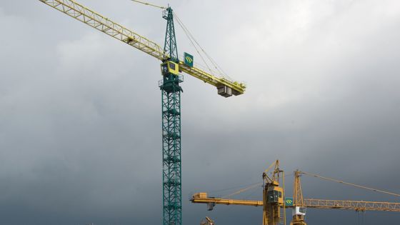 hoge hijskranen naast gebouw