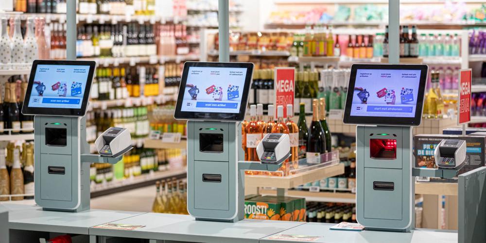 Rij zelfscankassa’s in een winkel met touchscreens, scanners en betaalterminals