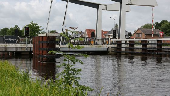 Beerzerbrug over het water