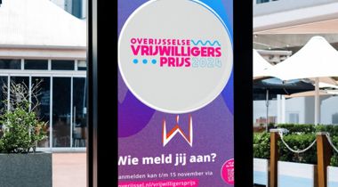 Reclamebord met poster Overijsselse vrijwilligersprijs 2024