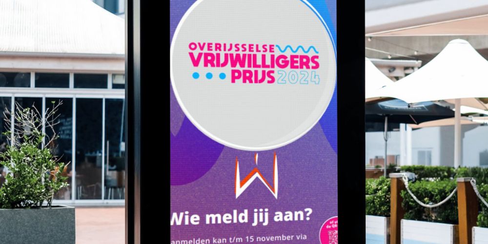Reclamebord met poster Overijsselse vrijwilligersprijs 2024