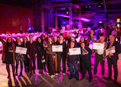 Groepsfoto met blije winnaars van de Overijsselse vrijwilligersprijs direct na de uitreiking