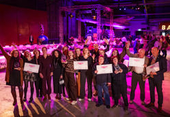 Groepsfoto met blije winnaars van de Overijsselse vrijwilligersprijs direct na de uitreiking