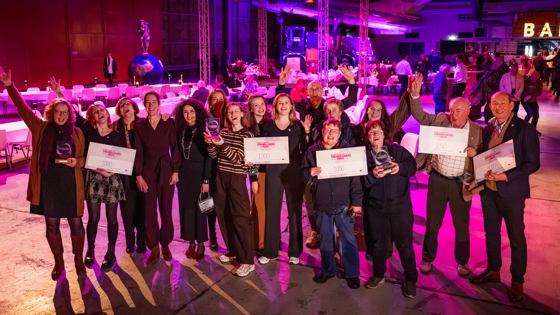 Groepsfoto met blije winnaars van de Overijsselse vrijwilligersprijs direct na de uitreiking