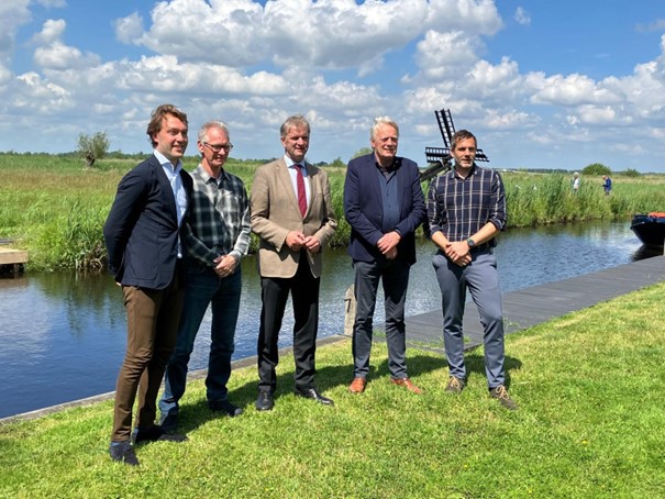 vijf mannen op sloot voor