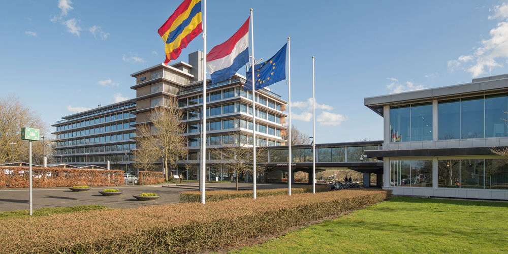 Provinciehuis in de zomer