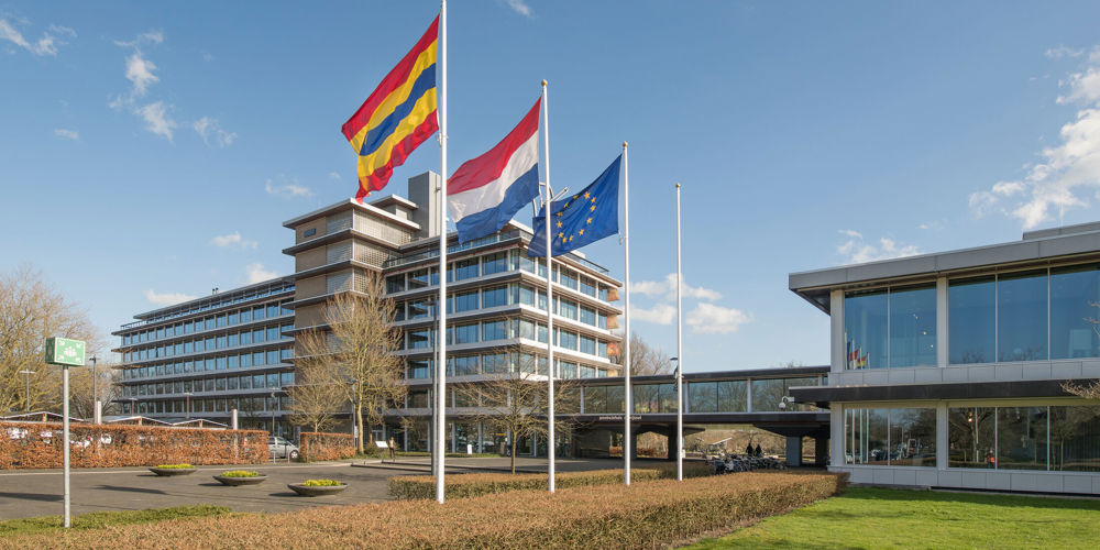 Provinciehuis in de zomer