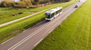 Eenverkeersweg met bus en auto's 