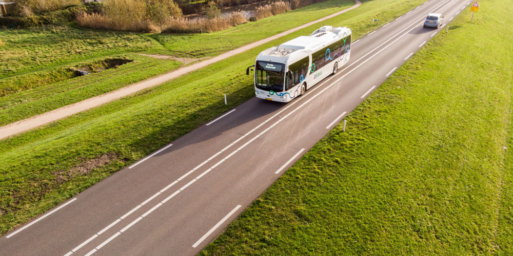 Eenverkeersweg met bus en auto's 