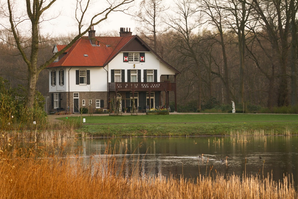 Meer met daarachter een huisje