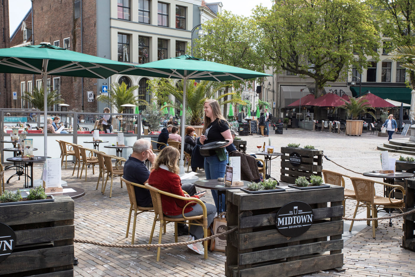 Binnenstad Deventer met veel terrassen en parasollen 
