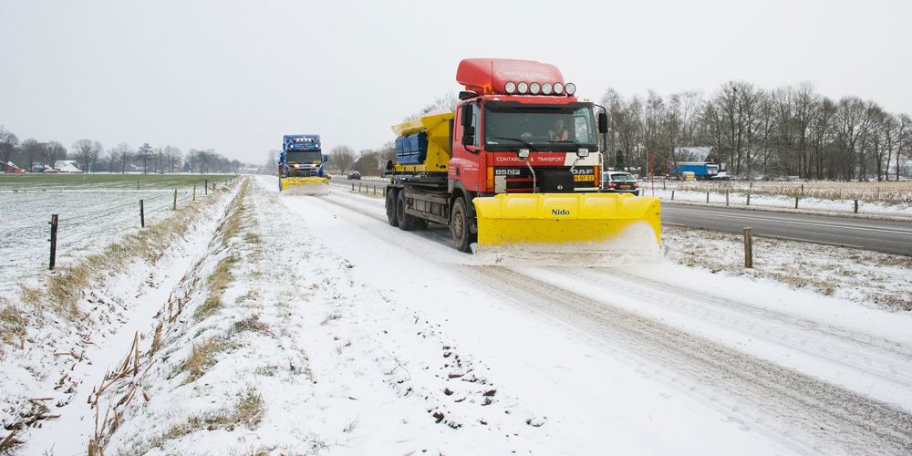 Sneeuwschuivers op de weg met sneeuw