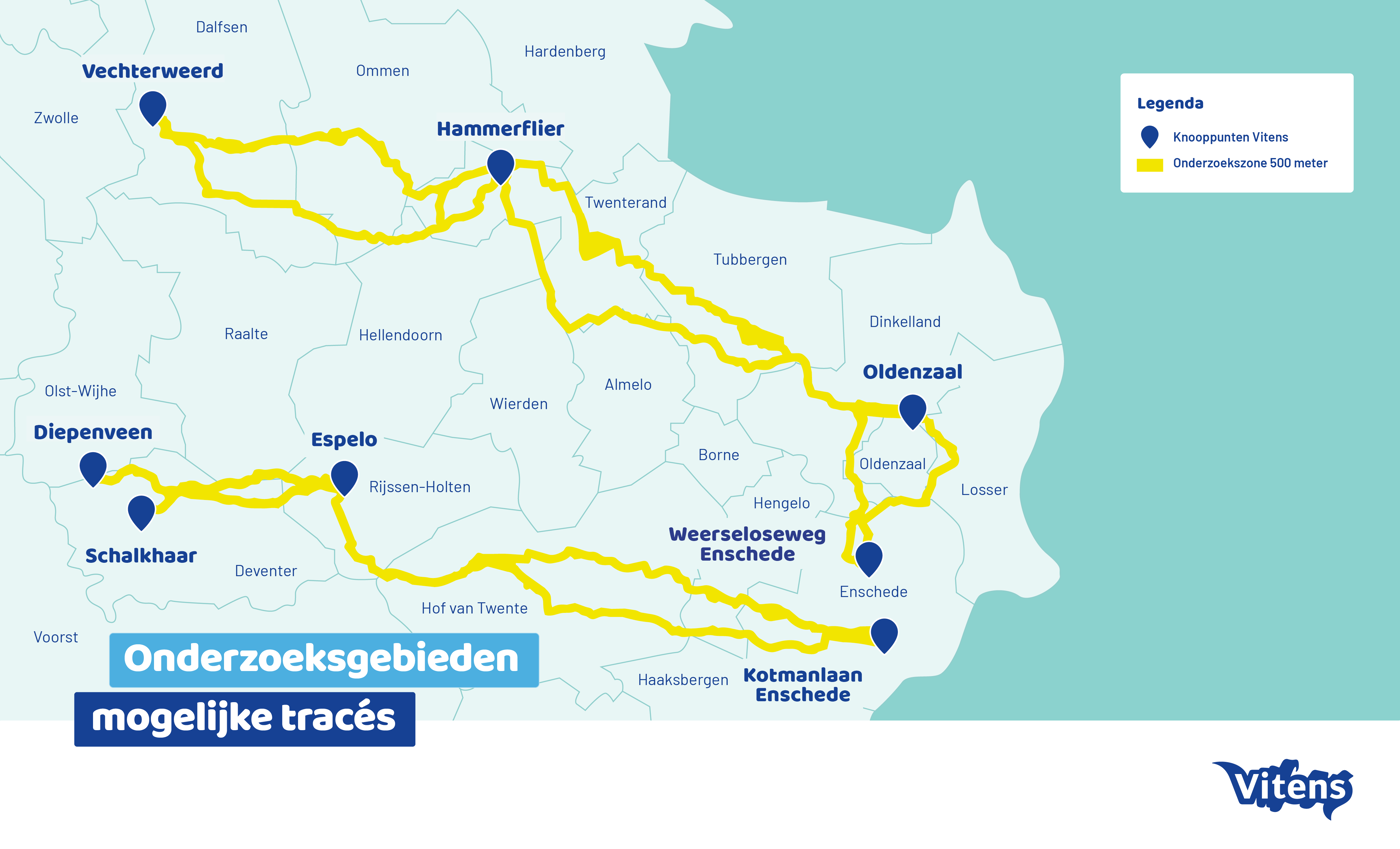 Kaart van waterbedrijf Vitens met daarop de beoogde nieuwe drinkwaterverbinding in West- en Oost-Overijssel. De verbinding is met gele lijnen ingetekend tussen de knooppunten van Vitens. Voor het noordelijke tracé van de knooppunten Weerseloseweg Enschede en Oldenzaal in Twente naar knooppunt Hammerflier in Twenterand en Vechterweerd in de gemeente Dalfsen. Voor het zuidelijke tracé tussen knooppunt Kotmanlaan Enchede en Espelo in Rijssen-Holten en naar Diepenveen en Schalkhaar in de gemeente Deventer. Onderaan de kaart staat de tekst: "Onderzoeksgebieden mogelijke tracés".