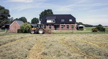 Boerderij met een tractor