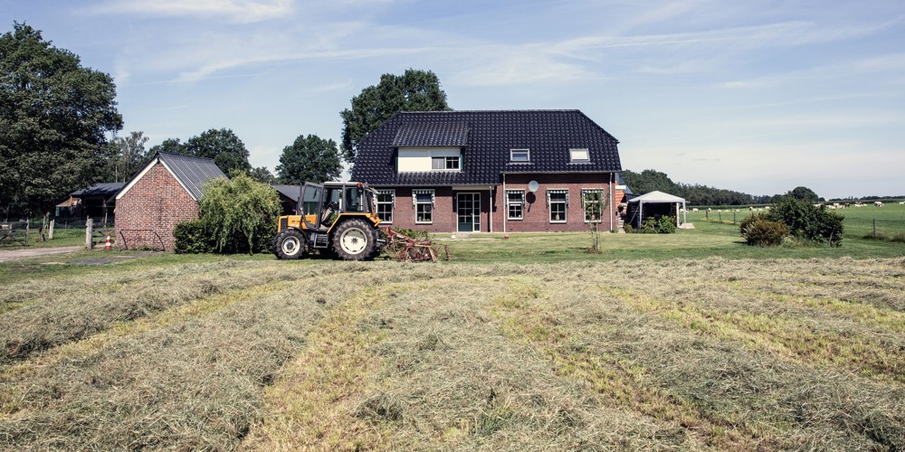 Boerderij met een tractor