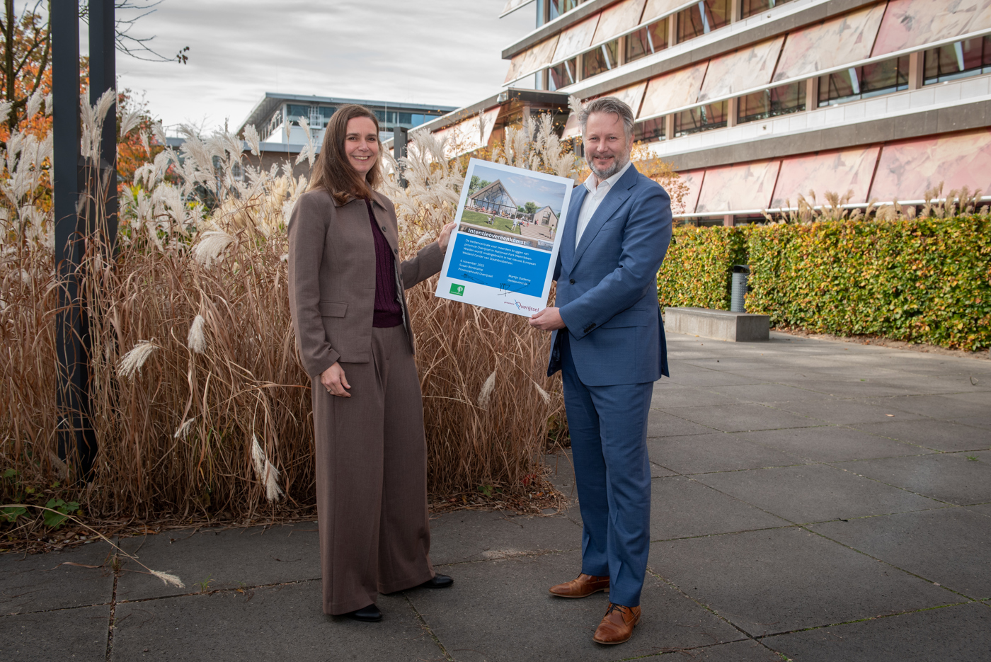 Gedeputeerde Martijn Dadema (Provincie Overijssel)  Susan Bonekamp (Hoofd Staatsbosbeheer Overijssel) met de intentieovereenkomst