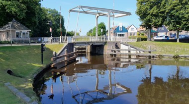 De brug en sluis in Kuinre.