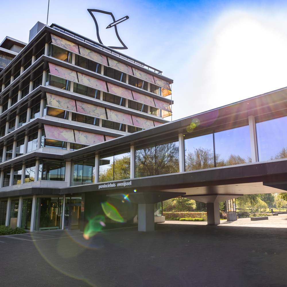 Buitenkant van het provinciehuis van de provincie Overijssel in Zwolle