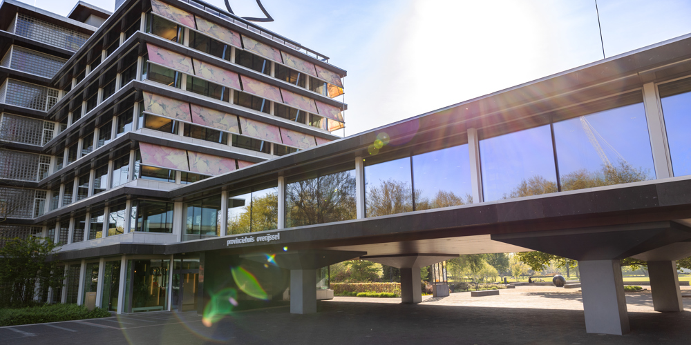 Buitenkant van het provinciehuis van de provincie Overijssel in Zwolle