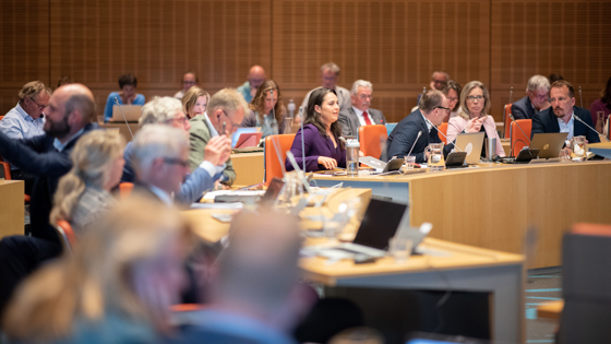 Statenleden in de Statenzaal tijdens een vergadering