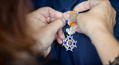 Oranjelintje dat opgespeld wordt op een jasje