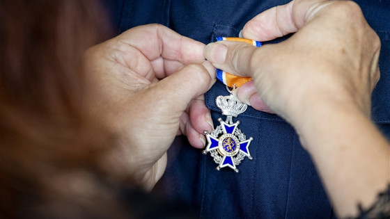 Oranjelintje dat opgespeld wordt op een jasje