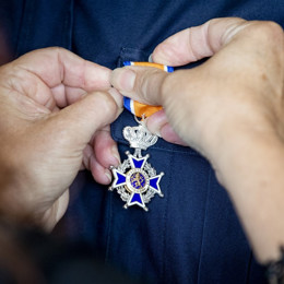 Oranjelintje dat opgespeld wordt op een jasje