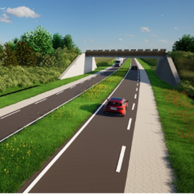 Een viaduct omringt door groene bermen en bomen met twee eenverkeerswegen die eronderdoor lopen