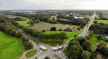 Vogelperspectief kruispunt met landschap en bomen eromheen