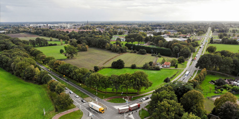 Vogelperspectief kruispunt met landschap en bomen eromheen