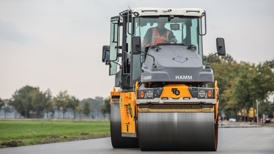 Asfaltering op de weg