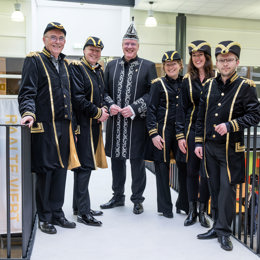 Groepsfoto van Carnaval in Stöppelburcht met de burgemeester, de commissaris van de Koning in tenue