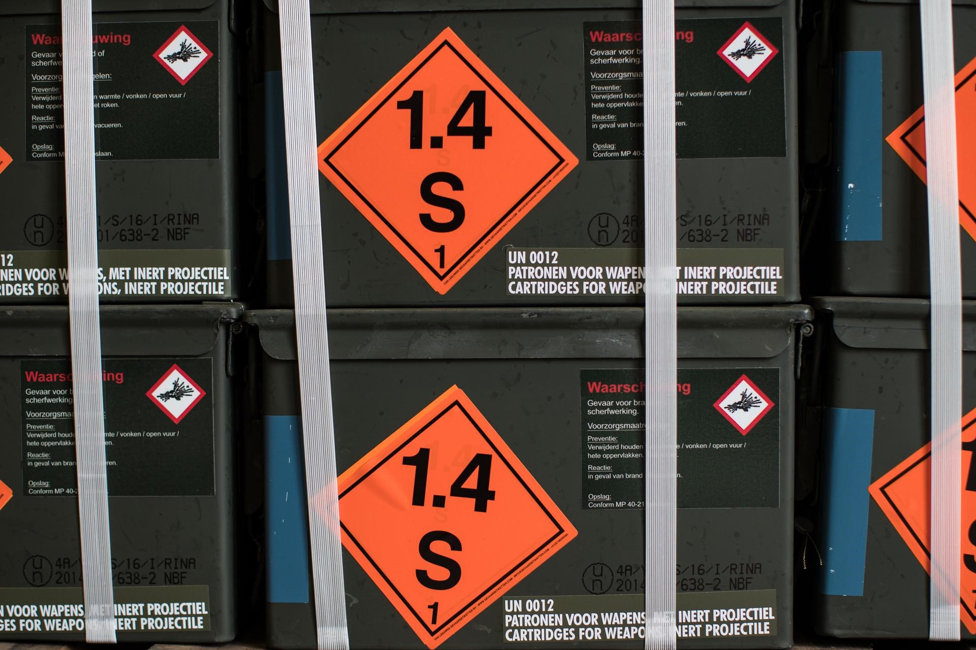 Dozen verpakt met waarschuwingsstickers