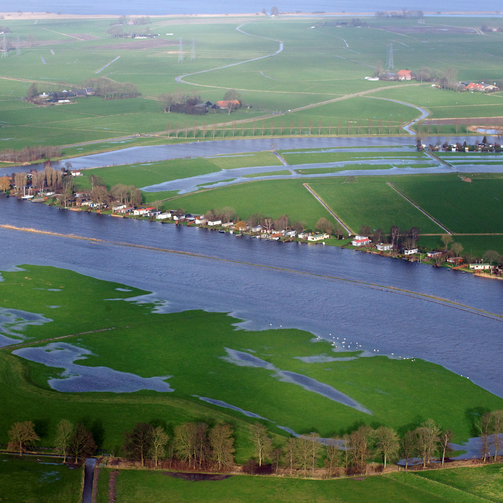 vogelperspectief foto van brede rivier en land dat deels onder water staat tussen landschappen