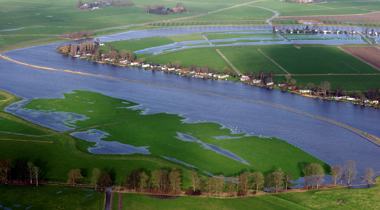 vogelperspectief foto van brede rivier en land dat deels onder water staat tussen landschappen