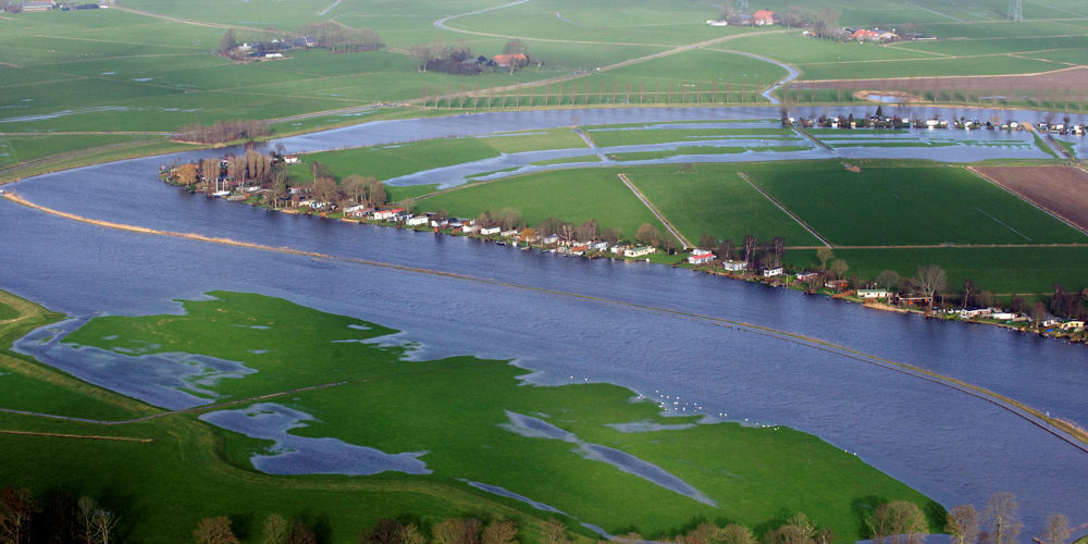 vogelperspectief foto van brede rivier en land dat deels onder water staat tussen landschappen