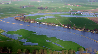 vogelperspectief foto van brede rivier en land dat deels onder water staat tussen landschappen