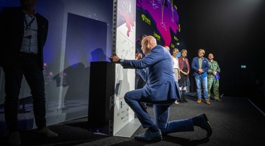 Erwin Hoogland tekent de intentieverklaring.