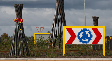 Rotonde bij N759 Genemuiden met 3 kunstwerken die verwijzen naar de Stoepe