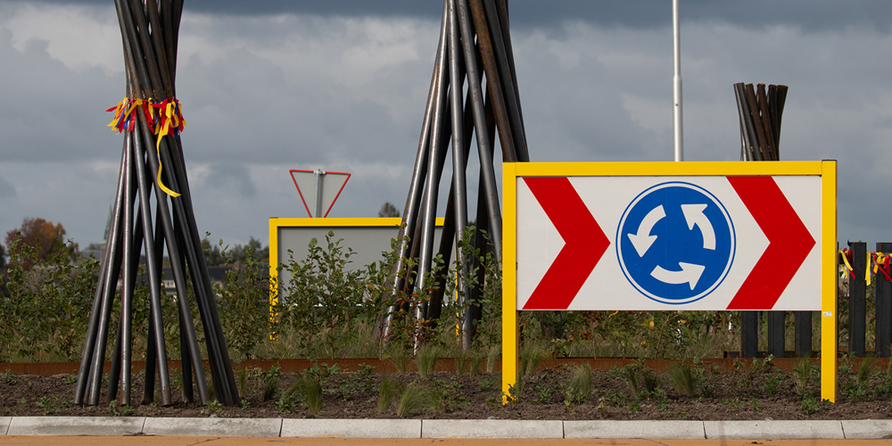 Rotonde bij N759 Genemuiden met 3 kunstwerken die verwijzen naar de Stoepe