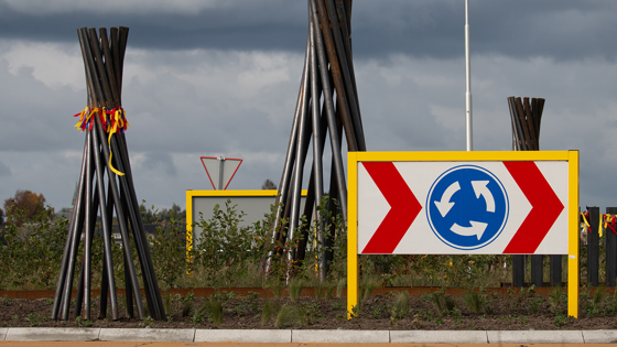 Rotonde bij N759 Genemuiden met 3 kunstwerken die verwijzen naar de Stoepe
