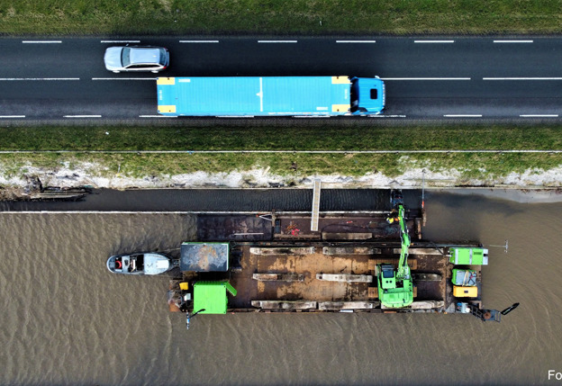 Luchtfoto van plaatsen damwand en daarna een foto van de damwand vanaf het water