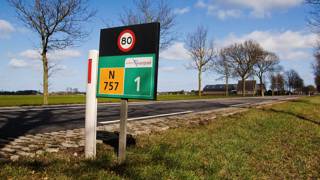 Provinciale weg N757 in Overijssel met snelheidsbord 80 km/u en boerderij op de achtergrond.
