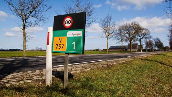 Provinciale weg N757 in Overijssel met snelheidsbord 80 km/u en boerderij op de achtergrond.