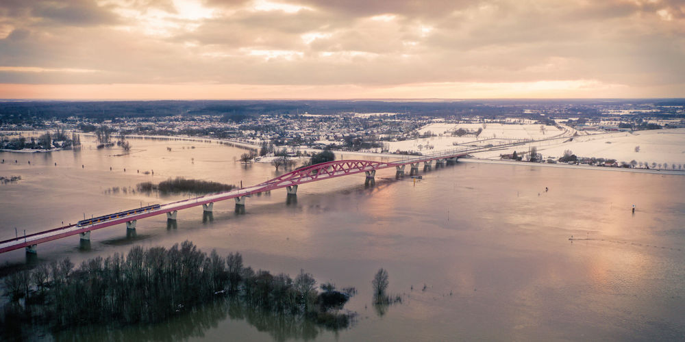 Rode brug over Ijsselmeer