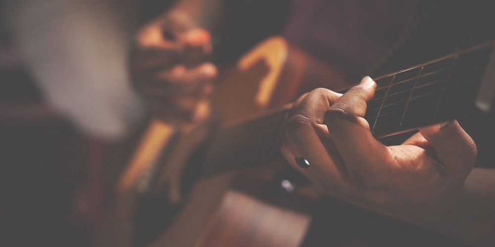 Iemand die de gitaar speelt
