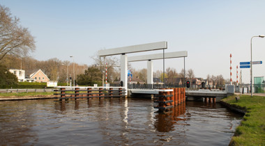 Foto van dichte brug over sloot